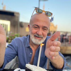 Durul Bazan Instagram - Rüzgara rağmen bir yaşıma daha basmış bulunuyorum… Vatana Millete ve Bana hayırlı uğurlu olsun… yayında ve yapımda emeği geçen,başta Annem ve Babam olmak üzere herkese sonsuz teşekkürler 🎂