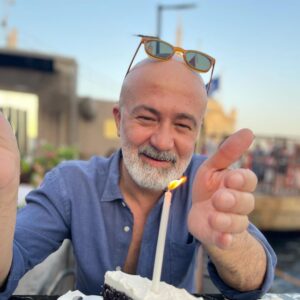 Durul Bazan Instagram - Rüzgara rağmen bir yaşıma daha basmış bulunuyorum… Vatana Millete ve Bana hayırlı uğurlu olsun… yayında ve yapımda emeği geçen,başta Annem ve Babam olmak üzere herkese sonsuz teşekkürler 🎂