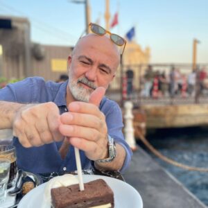 Durul Bazan Instagram - Rüzgara rağmen bir yaşıma daha basmış bulunuyorum… Vatana Millete ve Bana hayırlı uğurlu olsun… yayında ve yapımda emeği geçen,başta Annem ve Babam olmak üzere herkese sonsuz teşekkürler 🎂