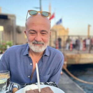 Durul Bazan Instagram - Rüzgara rağmen bir yaşıma daha basmış bulunuyorum… Vatana Millete ve Bana hayırlı uğurlu olsun… yayında ve yapımda emeği geçen,başta Annem ve Babam olmak üzere herkese sonsuz teşekkürler 🎂
