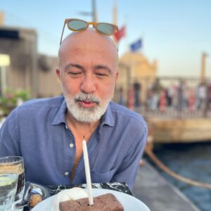 Durul Bazan Instagram - Rüzgara rağmen bir yaşıma daha basmış bulunuyorum… Vatana Millete ve Bana hayırlı uğurlu olsun… yayında ve yapımda emeği geçen,başta Annem ve Babam olmak üzere herkese sonsuz teşekkürler 🎂