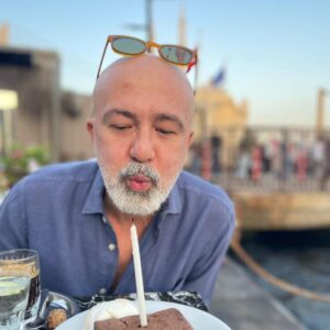Durul Bazan Instagram - Rüzgara rağmen bir yaşıma daha basmış bulunuyorum… Vatana Millete ve Bana hayırlı uğurlu olsun… yayında ve yapımda emeği geçen,başta Annem ve Babam olmak üzere herkese sonsuz teşekkürler 🎂