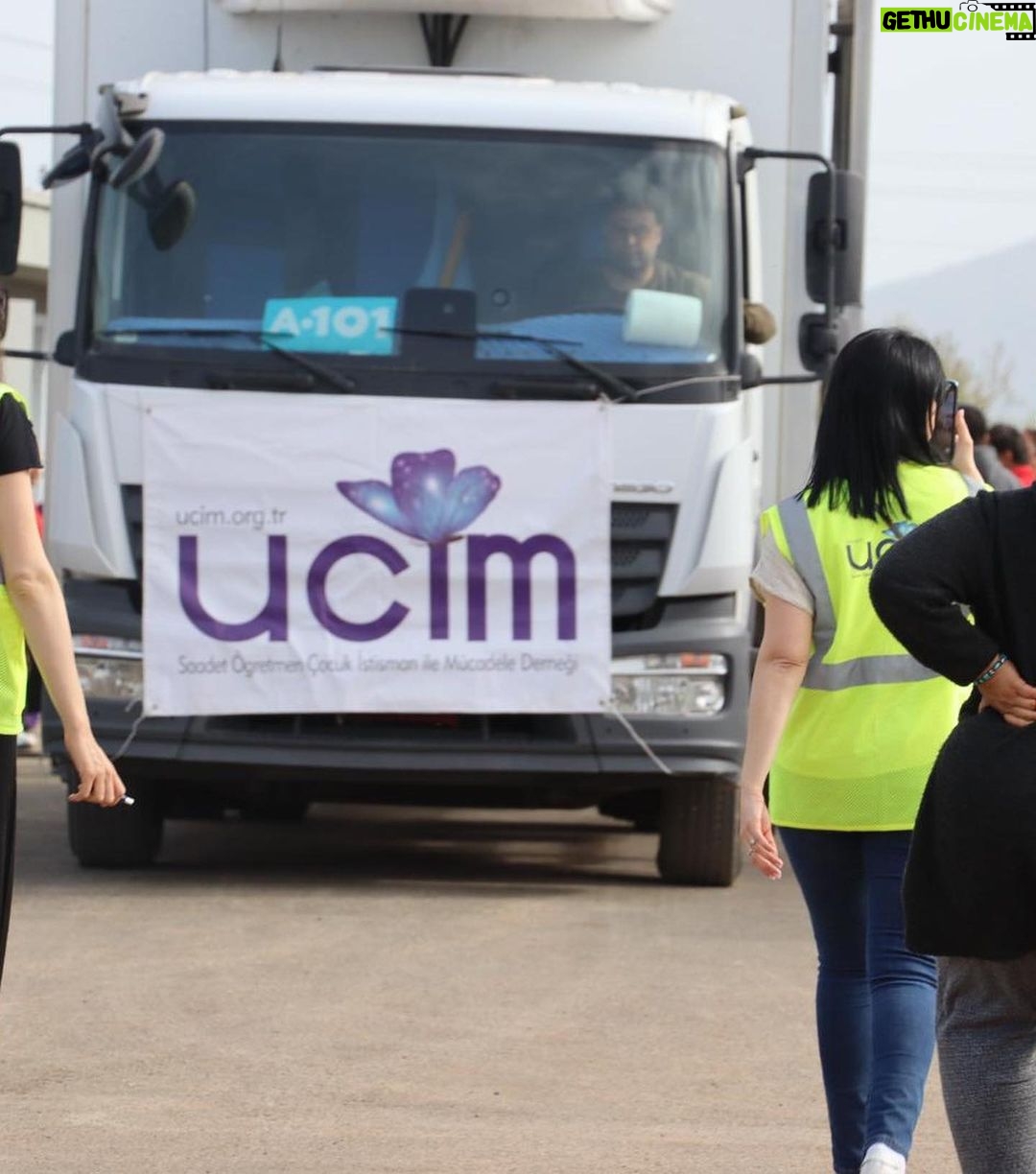 Durul Bazan Instagram - Sevgili @ucimorgtr @saadetozkanefe @yucelceylancom ve çorbada tuzu bulunan tüm kardeşlerim; Deprem bölgesindeki kardeşlerimize yurdun dört bir yanında da kardeşleri olduğunu gösterme fırsatı verdiğiniz için ne kadar teşekkür etsek azdır…♥️🦋 Gaziantep