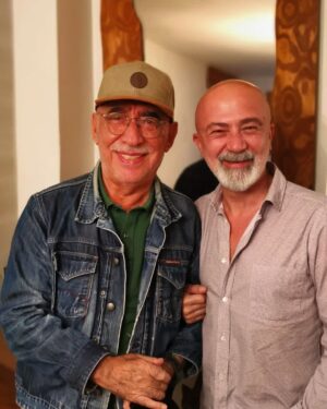 Durul Bazan Instagram - 20.9.1972… hikayenin başladığı gün. Tam 50 tur dönmüş dünya güneş etrafında. İlk birkaç yılı net olarak hatırlamasam da su gibi geçtiğini söyleyebilirim Çok uzak fazla yakın hatıralarla…her temas bir iz bıraktı.kimi çok acıttı kimi tatlıydı… olmaz dediklerim oldu,bitmez dediklerim bitti,birçok giden oldu birçoğu da kaldı…hayat dediğin mezar taşında yazılı iki tarih arasındaki o “-“ andı…çocukken 50 yaşımda olduğum bir hayal bile kurmamıştım oysa bugün tam ELLİ yaşındayım artık… Çocukken bütün filmlerini izlediğim,her repliğini ezbere bildiğim,anne babamı güldürmek için taklidini yaptığım efsana oyuncu “Şener ŞEN” ile bir gün doğum günü pastamı üfleyeceğimi de hayal etmemiştim … baktım bütün doğum günü fotoğraflarımda tek başımayım ,dedim madem 50 yaşındayım ve Ustayla yan yanayım,instagram sayfama bir doğum günü hediyesi vereyim . 
ilk yarı bitti…🍀 gerçekleştirmek istediğim bir sürü hayalim var daha,
ikinci yarıda görüşmek üzere 🖖