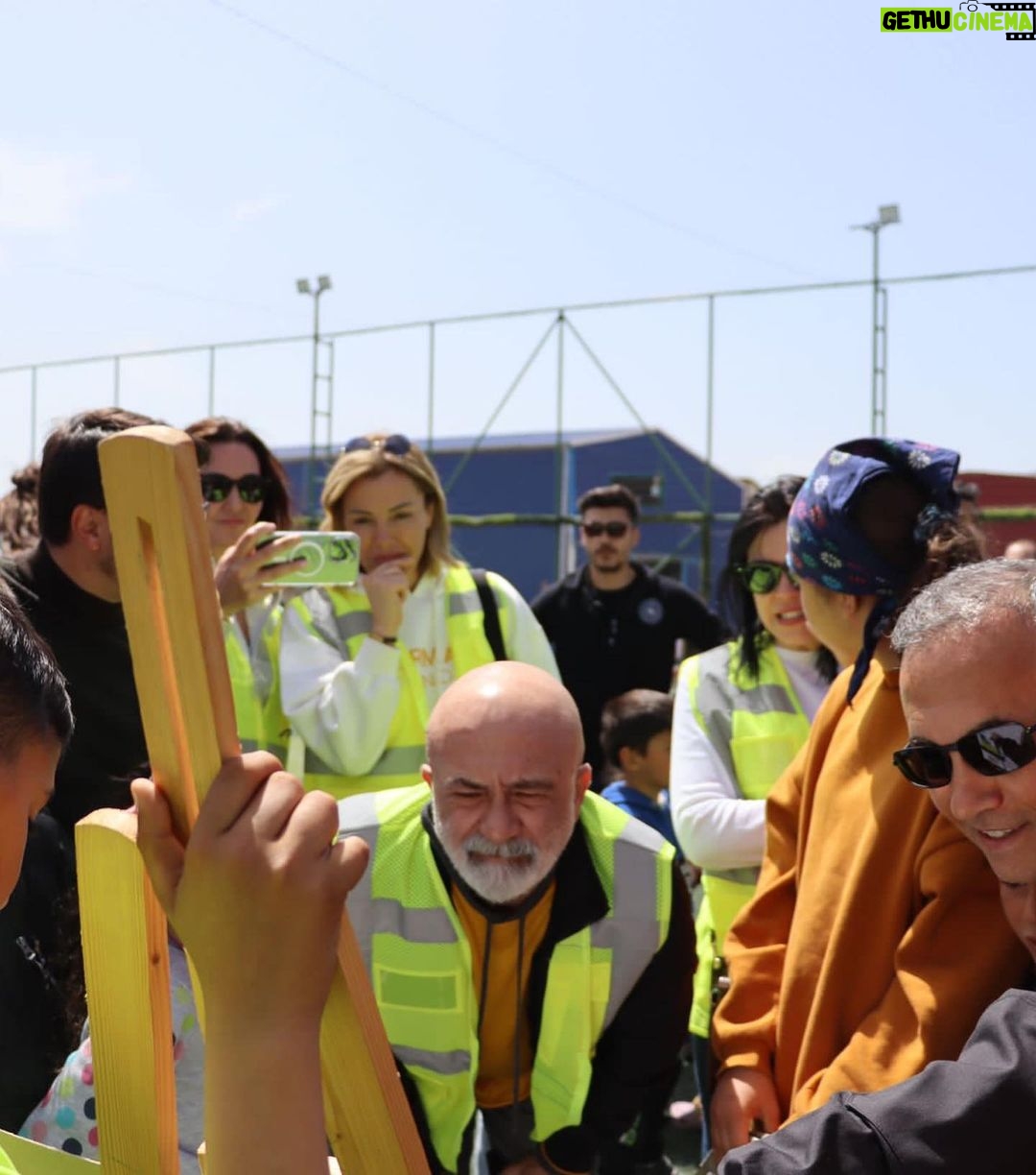 Durul Bazan Instagram - Sevgili @ucimorgtr @saadetozkanefe @yucelceylancom ve çorbada tuzu bulunan tüm kardeşlerim; Deprem bölgesindeki kardeşlerimize yurdun dört bir yanında da kardeşleri olduğunu gösterme fırsatı verdiğiniz için ne kadar teşekkür etsek azdır…♥️🦋 Gaziantep