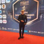 Durul Bazan Instagram – Hayatımda İlk defa bir Onur ödülü aldım…) demek ki o yaşa gelmişim. Beni “Türkiye İnovasyon ve Başarı Ödülleri jüri Onur Ödülü” ne layık gören jüri üyelerine teşekkür ederim.
#türkiyeinovasyonvebaşarıödülleri