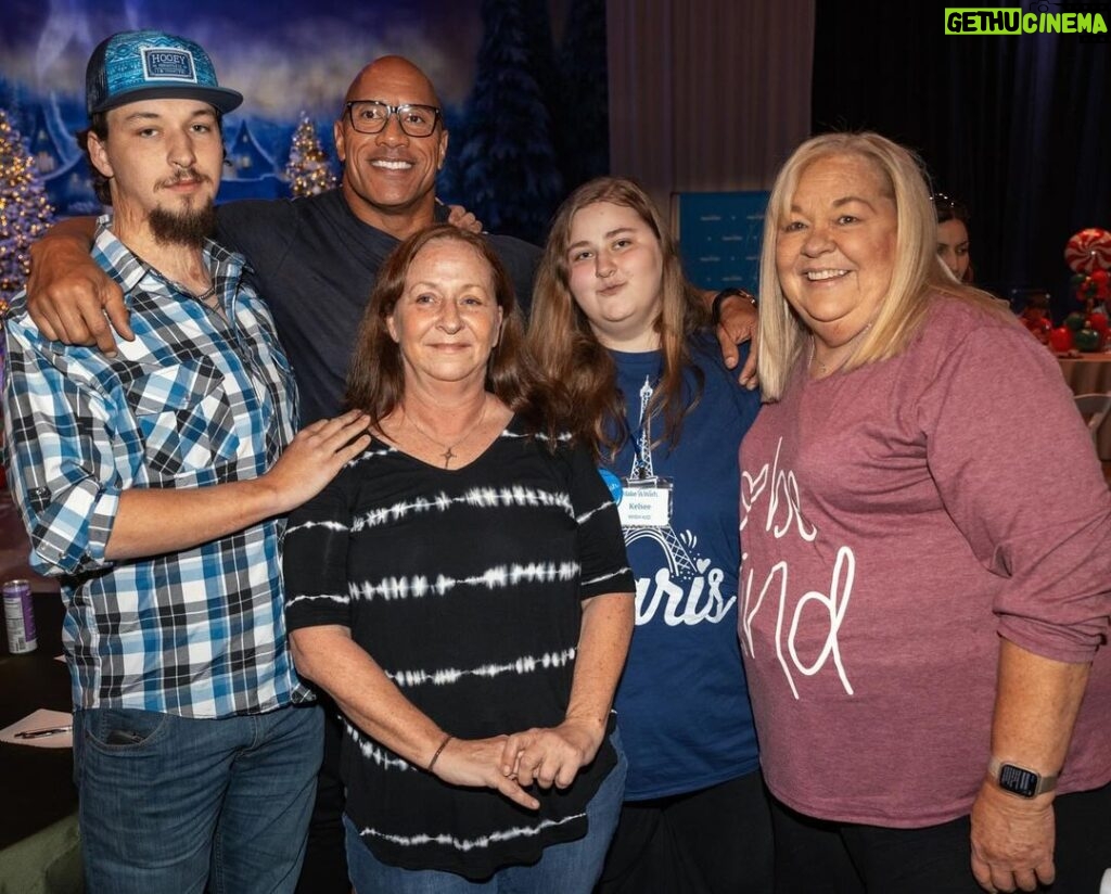 Dwayne Johnson Instagram - Here’s the sweetest girl Kelsee Ayers from @makeawishamerica. She’s 19 and she’s awesome! Kelsee’s wish was to meet me. And I was super lucky to meet her! She was so sweet and kind. I really enjoyed hanging out with her and talking to her family. 4th picture of us ☝🏾 is her showing me all the reasons I’m jealous of her beautiful long hair 😂🙋🏽‍♂️ I say this over and over with these kids - there’s so much negativity and noise out there - and these kids who’ve been dealt challenges in their lives are an example of all things positive and the strength it takes to overcome the overwhelming. Kelsee strong. #MakeAWishDay #21Kids #BestDayEver