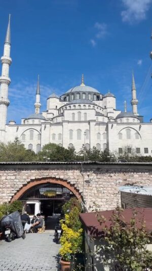 Dwi AP Instagram - Orang-orang mengenalnya dengan Masjid biru atau Blue Mosque. Masjid yang gagah nan megah ini merupakan simbol kejayaan Islam melalui Kekaisaran Utsmaniyah Turki dimasa lampau. Masjid Sultan Ahmed (bahasa Turki: Sultanahmet Camii) adalah sebuah masjid di Istanbul, kota terbesar di Turki dan merupakan ibukota Kesultanan Utsmaniyah ( dari 1453 sampai 1923).
#bluemosque #istanbul #turkey #europe