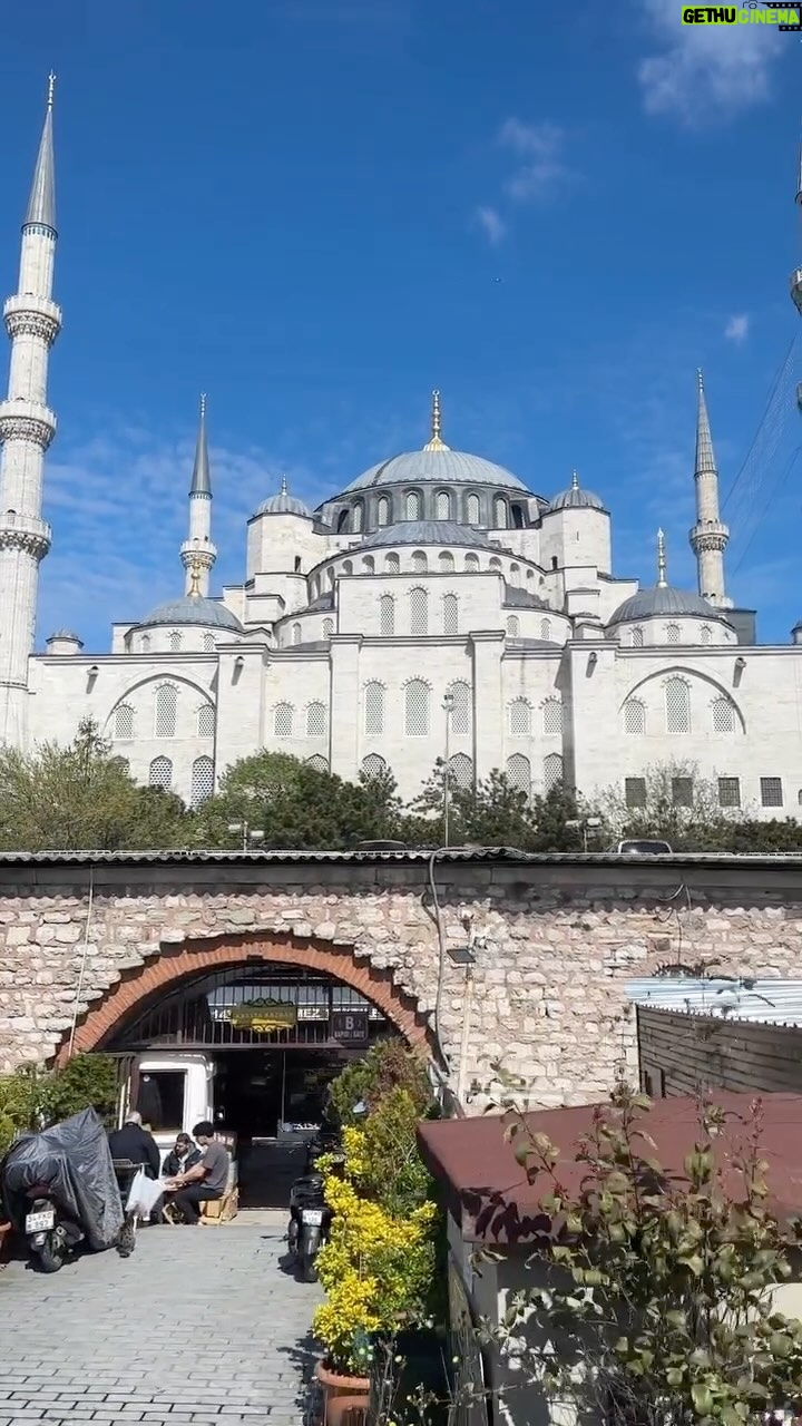 Dwi AP - 235 Likes - Orang-orang mengenalnya dengan Masjid biru atau Blue Mosque. Masjid yang gagah nan megah ini merupakan simbol kejayaan Islam melalui Kekaisaran Utsmaniyah Turki dimasa lampau. Masjid Sultan Ahmed (bahasa Turki: Sultanahmet Camii) adalah sebuah masjid di Istanbul, kota terbesar di Turki dan merupakan ibukota Kesultanan Utsmaniyah ( dari 1453 sampai 1923).
#bluemosque #istanbul #turkey #europe