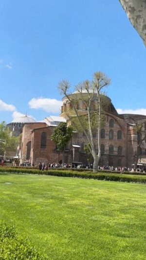 Dwi AP Instagram - Masjid Raya Hagia Sophia (bahasa Turki: Ayasofya Ulucamii)adalah sebuah masjid, situs budaya, dan sejarah utama peninggalan Bizantium yang berada di distrik Fatih, Provinsi Istanbul, Turki. Masjid ini awalnya dibangun sebagai gereja Ortodoks Yunani yang berlangsung dari tahun 360 hingga penaklukan Konstantinopel oleh Kesultanan Utsmaniyah pada tahun 1453. Kemudian berfungsi sebagai masjid sampai tahun 1935, lalu berubah menjadi museum hingga tahun 2020. Pada tahun 2020 hingga sekarang, bangunan ini kembali menjadi masjid.
#hagiasophia #istanbul #turkey #europe
