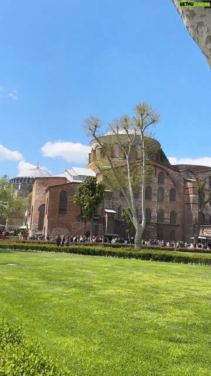 Dwi AP - 137 Likes - Masjid Raya Hagia Sophia (bahasa Turki: Ayasofya Ulucamii)adalah sebuah masjid, situs budaya, dan sejarah utama peninggalan Bizantium yang berada di distrik Fatih, Provinsi Istanbul, Turki. Masjid ini awalnya dibangun sebagai gereja Ortodoks Yunani yang berlangsung dari tahun 360 hingga penaklukan Konstantinopel oleh Kesultanan Utsmaniyah pada tahun 1453. Kemudian berfungsi sebagai masjid sampai tahun 1935, lalu berubah menjadi museum hingga tahun 2020. Pada tahun 2020 hingga sekarang, bangunan ini kembali menjadi masjid.
#hagiasophia #istanbul #turkey #europe