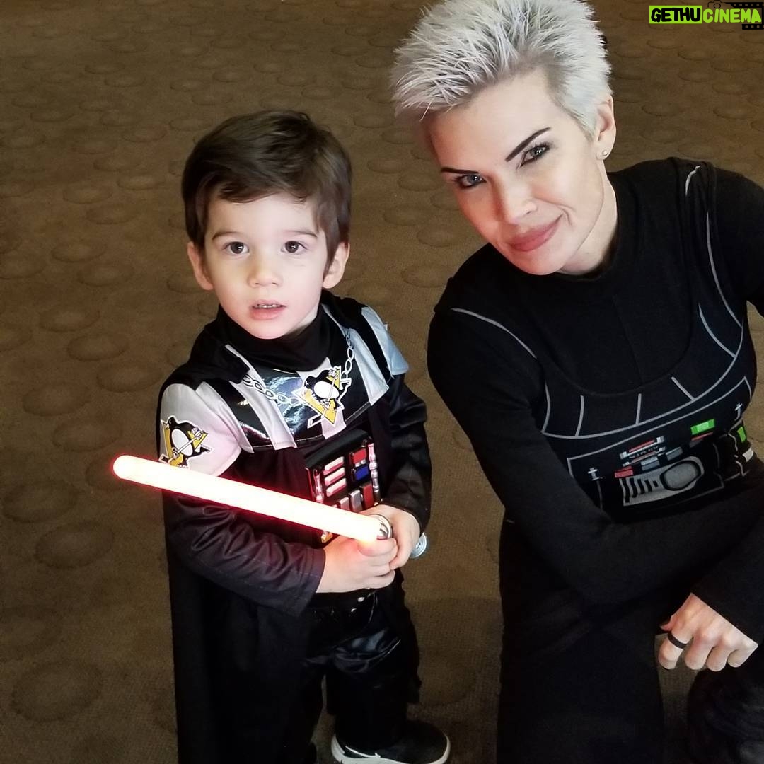 Eaddy Mays - 3.1K Likes - Just gave my light saber to THIS #badass dude! @penguins @starwars
#whoworeitbetter #hedid
#hockey