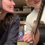 Ed Sheeran Instagram - Impromptu kitchen jam of American Town with my landlady @courteneycoxofficial, sorry for the late rent, I’m good for it