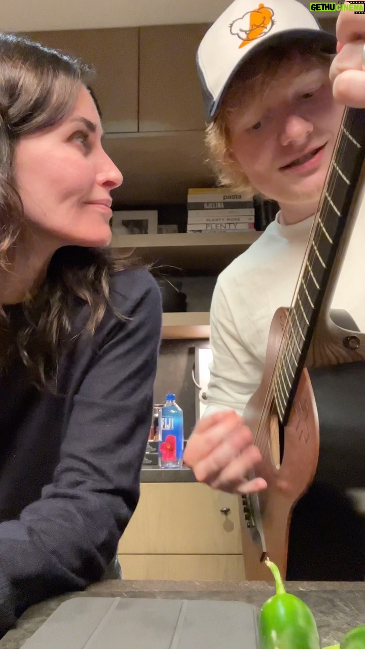 Ed Sheeran Instagram - Impromptu kitchen jam of American Town with my landlady @courteneycoxofficial, sorry for the late rent, I’m good for it
