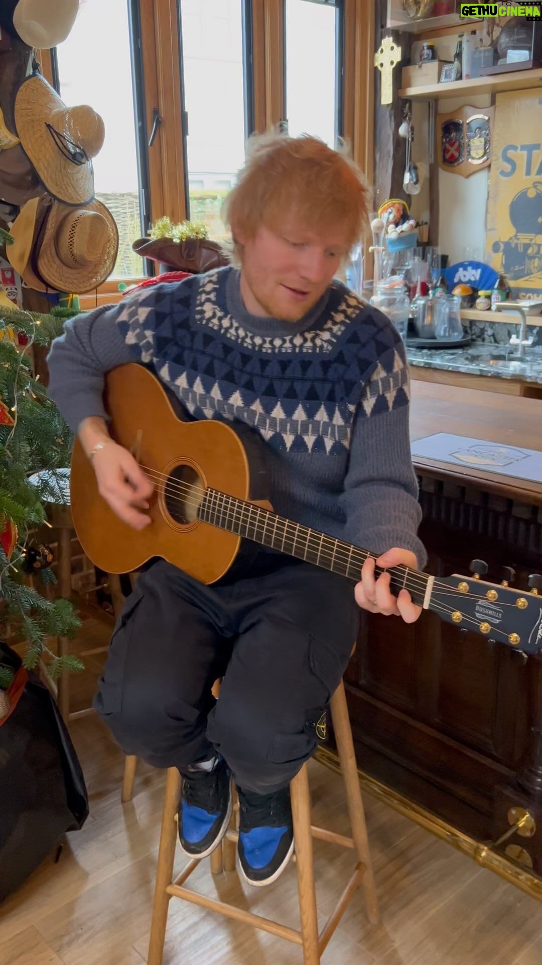 Ed Sheeran - 830.4K Likes - Merry Christmas everyone, thank you for everything this year xx