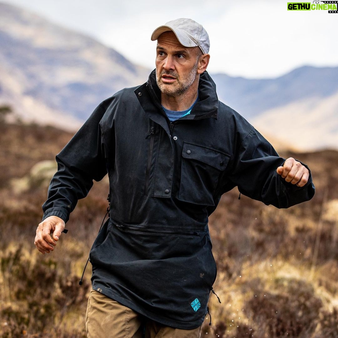 Ed Stafford Instagram - For those waiting for new survival / adventure stuff on @discovery, I can confirm that #FirstManOut series 3 airs in January 2023. 🇧🇷 Para aqueles que esperam por novas coisas de sobrevivência / aventura no @discovery, posso confirmar que a série 3 de #FirstManOut vai ao ar em janeiro de 2023. 🇨🇷 Para aquellos que esperan nuevas cosas de supervivencia/aventura en @discovery, puedo confirmar que la serie 3 de #FirstManOut se emitirá en enero de 2023. 🇹🇷 @discovery'de yeni hayatta kalma/macera içeriklerini dört gözle bekleyenler için, #FirstManOut Series 3'ün Ocak 2023'te yayınlanacağını onaylayabilirim. #adventure #survival #survivalist #smock #bushcraftgear #bushcrafting #bushcraft Link to smock in bio 😎. It’s chilly out eh? 🥶 www.edstaffordshop.com United Kingdom