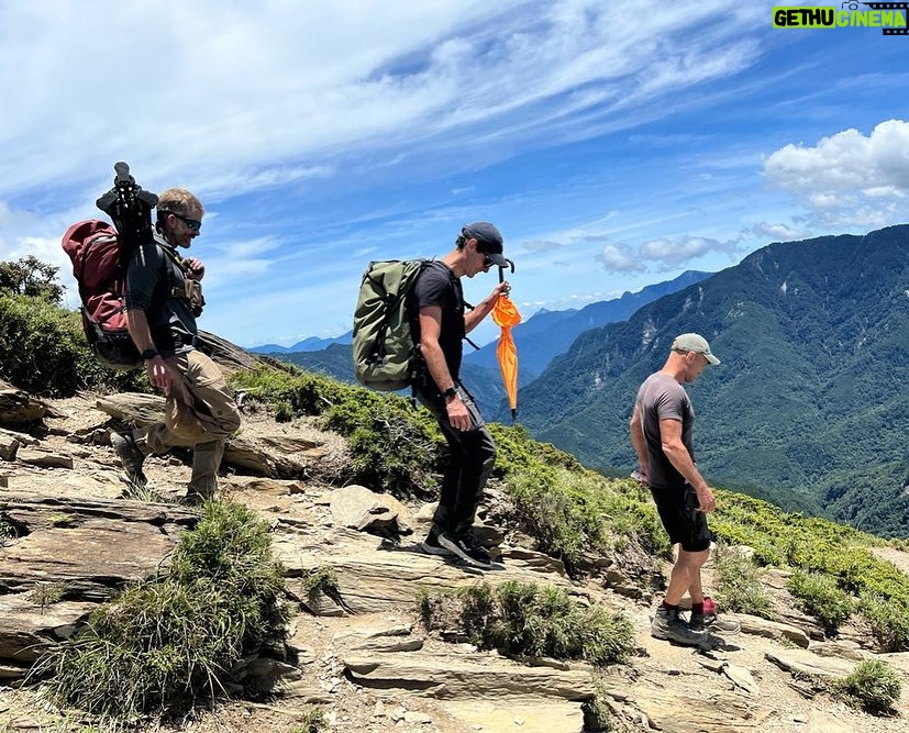 Ed Stafford Instagram - Happy times in the sun. #FirstManOut will air on @Discovery Channel towards the end of the year. 🇧🇷 Momentos felizes ao sol. #FirstManOut vai ao ar no @Discovery Channel no final do ano. 🇹🇷 Güneşte mutlu anlar. #FirstManOut yıl içinde @Discovery Channel'da yayınlanacak. #survival #adventure #outdoors #race Taiwan