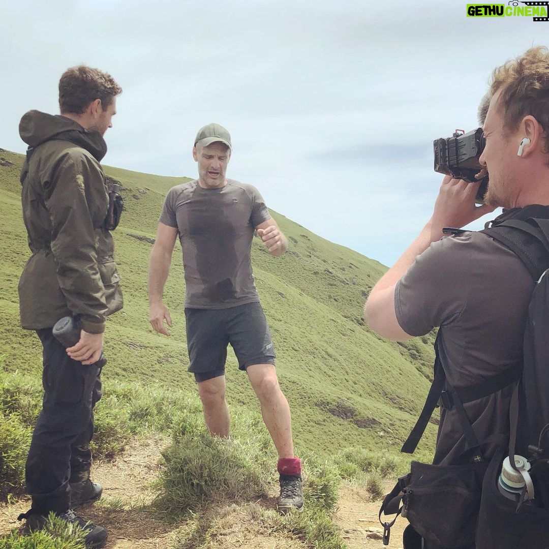 Ed Stafford Instagram - Episode 18 of First Man Out 🥵 done ✅. Season 3 in the can. It’s been epic to manage to get this series completed during / post pandemic but it’s over and I’m hugely satisfied. Thanks so much to @Discovery, Beach House and all the crew for making it a fun and pleasurable (if a tad gruelling at times) experience. 😎🙏🏻🍻 🇧🇷 Episódio 18 de First Man Out 🥵 feito ✅. 3ª temporada na lata. Tem sido épico conseguir concluir esta série durante/pós pandemia, mas acabou e estou imensamente satisfeito. Muito obrigado a @Discovery, Beach House e toda a equipe por tornarem uma experiência divertida e prazerosa (embora um pouco cansativa às vezes). 😎🙏🏻🍻 🇹🇷 First Man Out 18. Bölüm 🥵 bitti ✅. 3. sezon kutuda. Pandemi sırasında/sonrasında bu seriyi tamamlamayı başarmak destansıydı ama bitti ve çok memnunum. @Discovery, Beach House ve tüm ekibe, bunu eğlenceli ve zevkli (bazen biraz yorucu olsa da) bir deneyim yaşattıkları için çok teşekkürler. 😎🙏🏻🍻 🇹🇼 & 🇨🇳 First Man Out 第 18 集 🥵 完成 ✅。 第 3 季在罐子里。 在大流行期间/之后完成这个系列是史诗般的,但它已经结束了,我非常满意。 非常感谢@Discovery、Beach House 和所有工作人员,让他们变得有趣和愉快(如果有时有点累)。 😎🙏🏻🍻 @steven_hanton_bushcraft @sherlockfilms @looting_and_shooting @inov_8 @nuzest @nuzest_europe @athleatuk @craftlabknives @craftlableather @tailoredathlete Taiwan