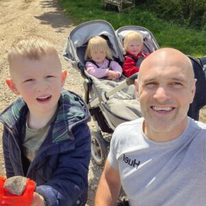 Ed Stafford Instagram - Ok. 3 kids under 4 is exhausting 🙄🤣. Ended up at the pub and it’s only 12:30 🤷🏻‍♂️🙄. Come home mummy 😬 xx @laurabingham93