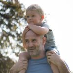 Ed Stafford Instagram - 🇧🇷 Tempo para a família. É cabeça e ombros o melhor. Eu adoro televisão, adoro aventuras, mas ambas se tornam insignificantes em comparação com levar meu filho para a escola. O pai mais orgulhoso de todos os tempos. 🇬🇧 Family time. It’s head and shoulders the best. I love telly, I love adventures, but they both pale into shallow insignificance compared to walking my boy to school. Proper proud. 🇹🇷 Aile zamanı. Bu en iyisi. Televizyonu severim, maceraları severim ama ikisi de oğlumu okula yürümekle karşılaştırıldığında sığ bir önemsizliğe bürünür. en gurur duyduğum an. 😎 #family #familytime #familyfirst @laurabingham93 @landrover England