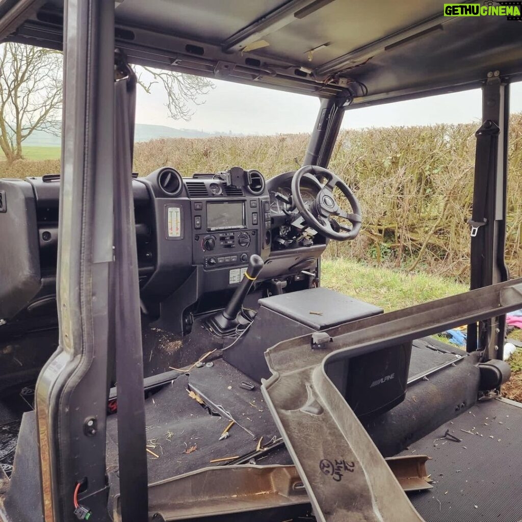 Ed Stafford Instagram - Crikey that is GUTTED! Amusing thing is that the steering wheel is detachable (to stop people stealing it 🤦🏻‍♂️). Things of real value (winch, LED bar, rear step bumper) all left. One more thing to sort when home… 🙄😝 #stolendefender @landrover @landrover_uk United Kingdom