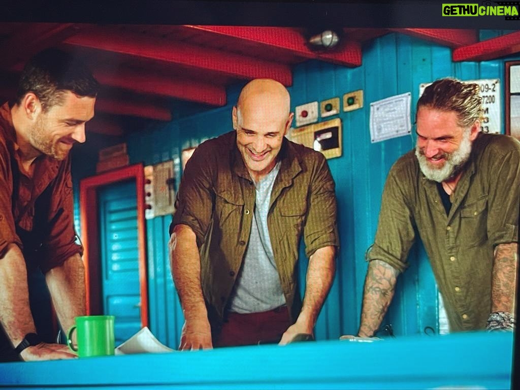 Ed Stafford Instagram - Planning a foot race from the #solimões across to the #RioNegro doesn’t seem to be a comical pastime but we had such a laugh. Flooded forest, caiman, piranha and electric eels all lie ahead and it’s going to be one extraordinary race. Signing out now for the next 5 days. See you on the other side. 🇧🇷 Planejar uma corrida a pé do #solimões até o #RioNegro não parece ser um passatempo cômico, mas rimos muito. Floresta inundada, jacarés, piranhas e enguias elétricas estão à frente e será uma corrida extraordinária. Saindo agora para os próximos 5 dias. Vejo você do outro lado. 🇹🇷 #solimões'ten #RioNegro'ya bir ayak yarışı planlamak komik bir eğlence gibi görünmüyor ama çok güldük. Sular altında kalmış orman, kayman, piranha ve elektrikli yılan balıkları önümüzde uzanıyor ve bu olağanüstü bir yarış olacak. Önümüzdeki 5 gün için şimdi çıkış yapılıyor. Diğer tarafta görüşürüz. #survival #survivalskills #bushcraft #adventuretravel #jungle #amazon #brasil #brazil @craftlabknives @altberg.yorkshire.boot.makers @inov_8 @landrover_uk @landrover @nuzest @nuzest_europe @athleatuk @ridgeline_clothing @scouts @campwildernessuk @forceradiohq @thebushcraftshow @onlinebushcraft @sherlockfilms @craftlableather @groundtruth.global Manacapuru / Princesinha Do Solimões