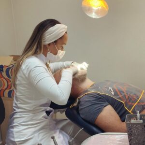 Ed Stafford Instagram - Welcome to Brazil. Have some injections in your mouth 🤣. Just a little pre-race admin at the Manaus dentist to sort out my “dry socket” (google it 🤦🏻‍♂️) and into the jungle we go… 

🇧🇷 Bem vindo ao Brasil.  Tome algumas injeções na boca 🤣. Basta um pequeno administrador pré-corrida no dentista de Manaus para resolver minha “tomada seca” (google it 🤦🏻‍♂️) e vamos para a selva…

🇹🇷 Brezilya'ya hoşgeldin.  Ağzınıza biraz enjeksiyon yapın 🤣. Sadece küçük bir yarış öncesi admin.  Manaus dişçide “kuru soketimi” çözmek için (google it 🤦🏻‍♂️). Ormana gidiyoruz 🌳🌳🌳

#brasil #brazil #manaus #drysocket #dentist #amazonjungle