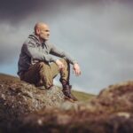 Ed Stafford Instagram - Finding it slightly harder than usual getting back into the swing of training and a relatively disciplined lifestyle. Every now and again you need to cut yourself some slack and say, “fuck it”, but that can’t be every day. Personally I’m trying to get back into a pattern of runs, callisthenics (body weight exercises) and I’m adding cold water immersion sessions too. On day 4 but I won’t pretend I don’t have to be bloody minded and say, “Just do it Stafford!” as the last thing I want to do is sit in freezing water! 🥶🤣 The feeling of having done it though is good. A little high from dopamine and my own little self pat on the back. If your new year isn’t quite reaching the dizzy heights that you were expecting yet then share your thoughts and ideas to stay motivated below. Every day can’t be a “fuck it” day. 🤦🏻‍♂️😎 🇧🇷 Achando um pouco mais difícil do que o normal voltar ao balanço do treinamento e a um estilo de vida relativamente disciplinado. De vez em quando você precisa dar uma folga e dizer “foda-se”, mas isso não pode ser todos os dias. Pessoalmente, estou tentando voltar a um padrão de corridas, calistenia (exercícios de peso corporal) e também estou adicionando sessões de imersão em água fria. No dia 4, mas eu não vou fingir que não tenho que ter uma mente sangrenta e dizer: “Apenas faça isso, Stafford!” como a última coisa que eu quero fazer é sentar em água gelada! 🥶🤣 Mas a sensação de ter feito é boa. Um pouco alto de dopamina e meu próprio pequeno tapinha nas costas. Se o seu ano novo ainda não está atingindo as alturas vertiginosas que você esperava, compartilhe seus pensamentos e ideias para se manter motivado abaixo. Todo dia não pode ser um dia de “foda-se”. 🤦🏻‍♂️😎 #motivation #fuckit #january2022 #january #keepgoing #selfcare England
