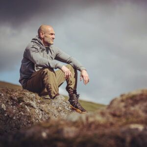 Ed Stafford Instagram - Finding it slightly harder than usual getting back into the swing of training and a relatively disciplined lifestyle. Every now and again you need to cut yourself some slack and say, “fuck it”, but that can’t be every day. 

Personally I’m trying to get back into a pattern of runs, callisthenics (body weight exercises) and I’m adding cold water immersion sessions too. On day 4 but I won’t pretend I don’t have to be bloody minded and say, “Just do it Stafford!” as the last thing I want to do is sit in freezing water! 🥶🤣 The feeling of having done it though is good. A little high from dopamine and my own little self pat on the back. 

If your new year isn’t quite reaching the dizzy heights that you were expecting yet then share your thoughts and ideas to stay motivated below. Every day can’t be a “fuck it” day. 🤦🏻‍♂️😎

🇧🇷 Achando um pouco mais difícil do que o normal voltar ao balanço do treinamento e a um estilo de vida relativamente disciplinado.  De vez em quando você precisa dar uma folga e dizer “foda-se”, mas isso não pode ser todos os dias.

 Pessoalmente, estou tentando voltar a um padrão de corridas, calistenia (exercícios de peso corporal) e também estou adicionando sessões de imersão em água fria.  No dia 4, mas eu não vou fingir que não tenho que ter uma mente sangrenta e dizer: “Apenas faça isso, Stafford!” como a última coisa que eu quero fazer é sentar em água gelada! 🥶🤣 Mas a sensação de ter feito é boa.  Um pouco alto de dopamina e meu próprio pequeno tapinha nas costas.

 Se o seu ano novo ainda não está atingindo as alturas vertiginosas que você esperava, compartilhe seus pensamentos e ideias para se manter motivado abaixo.  Todo dia não pode ser um dia de “foda-se”. 🤦🏻‍♂️😎

#motivation #fuckit #january2022 #january #keepgoing #selfcare