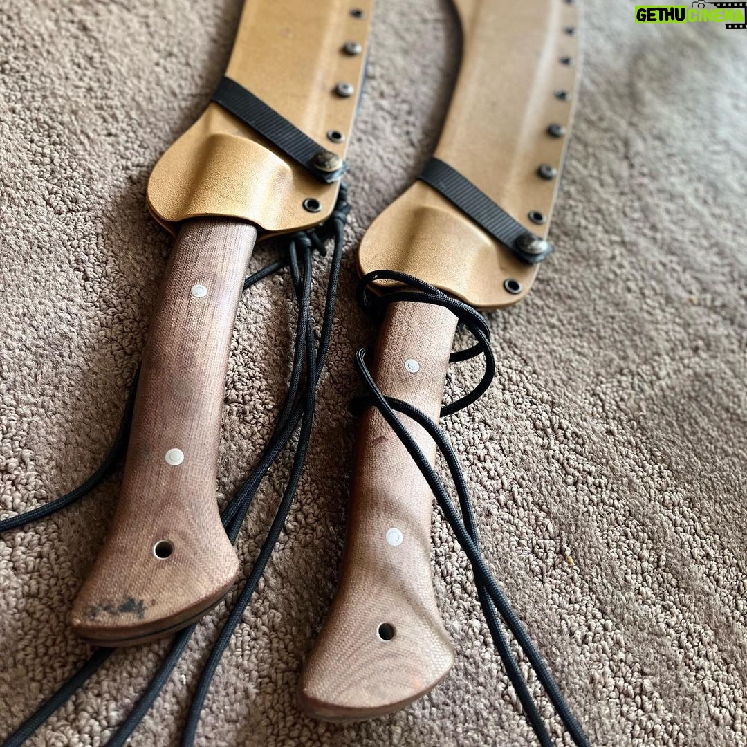Ed Stafford Instagram - These beauties are almost too good to use to hack through the trees. One is carbon steel, the other AEB-L, otherwise identical. I’ll give one to @ness_knight as she’s coming from #southafrica and has minimal kit. Hand made in England 🏴 by Ben Orford. @craftlabknives @craftlableather #firstmanout #survival #adventurerace #adventuretime #bushcraft #bushcraftgear #bushcraftknife #machete #parang Taipei, Taiwan