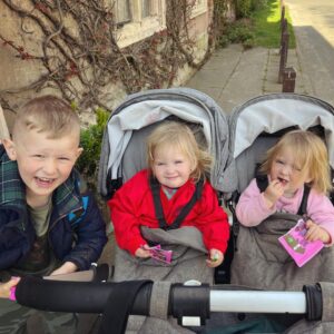 Ed Stafford Instagram - Ok. 3 kids under 4 is exhausting 🙄🤣. Ended up at the pub and it’s only 12:30 🤷🏻‍♂️🙄. Come home mummy 😬 xx @laurabingham93