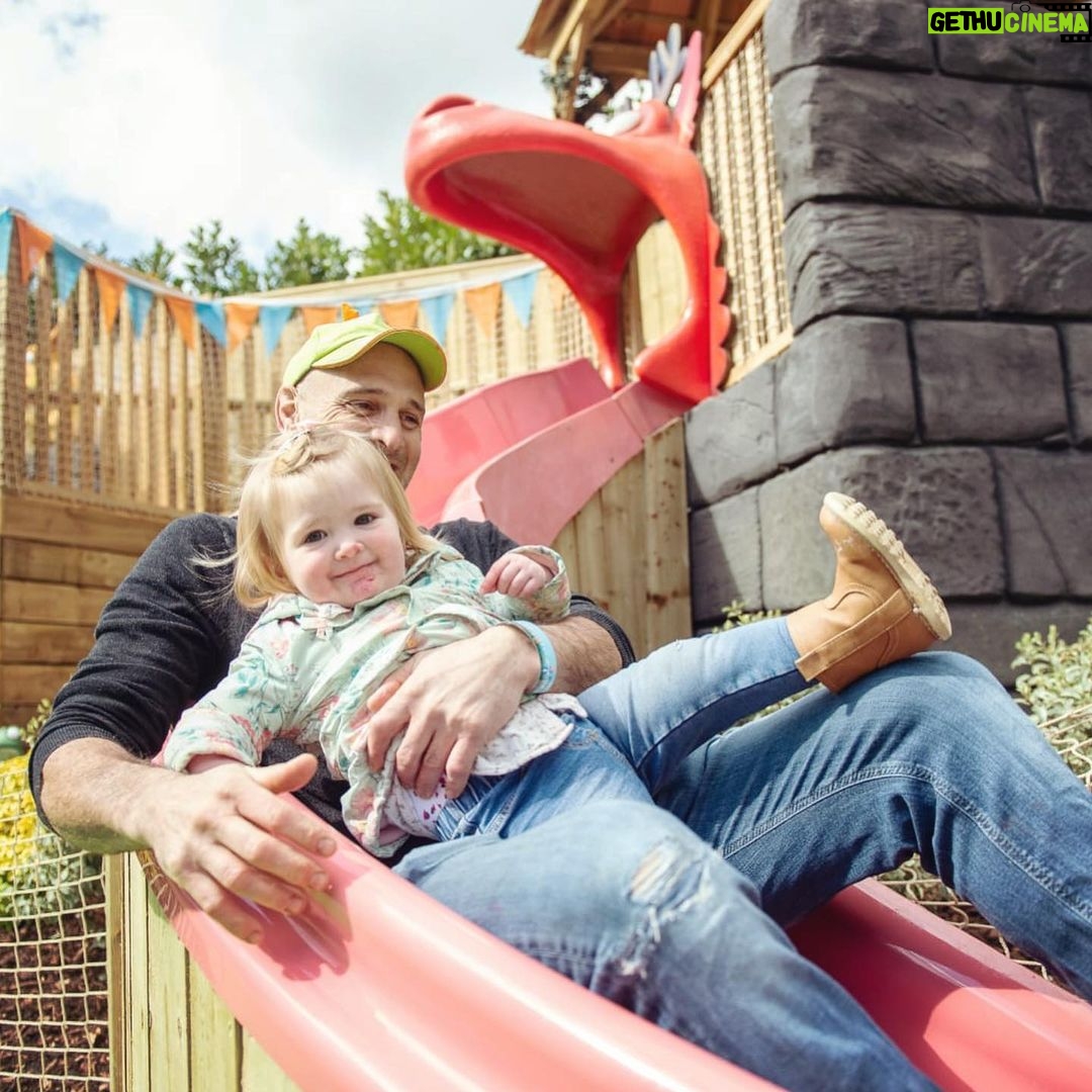 Ed Stafford Instagram - Fun day out at #realmofzog @warwickcastleofficial with @laurabingham93 @alexjonesthomson (spotted in the playground 🤣), @ranstafford Milly and Molly 🥰🐉😎 Warwick Castle