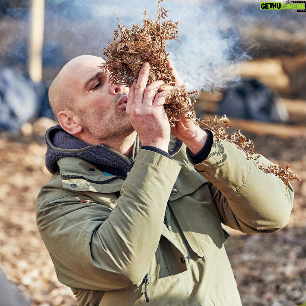 Ed Stafford Instagram - Today is the last day you can enter my competition to win a place on our summer camps run by @campwildernessuk. To enter go to link in bio or https://adventure.thebushcraftcompany.com/Ed_Stafford_Competition Win a place for two kids on my advance camp or the whole family on our family survival weekend camp. Good luck! 😎👍🏻 #CampWilderness #ChildrensHealthWeek #MentalHealthMatters #MentalHealth #CampingHolidays #Adventure #AdventureHolidays #GetIntoNature #GetOutdoors #SummerHolidays #Competition #Giveaway #WinAFreeCamp #summercamp United Kingdom