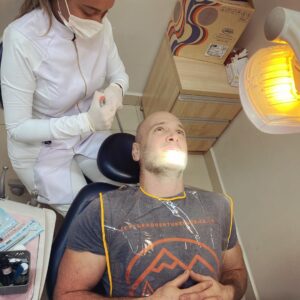 Ed Stafford Instagram - Welcome to Brazil. Have some injections in your mouth 🤣. Just a little pre-race admin at the Manaus dentist to sort out my “dry socket” (google it 🤦🏻‍♂️) and into the jungle we go… 

🇧🇷 Bem vindo ao Brasil.  Tome algumas injeções na boca 🤣. Basta um pequeno administrador pré-corrida no dentista de Manaus para resolver minha “tomada seca” (google it 🤦🏻‍♂️) e vamos para a selva…

🇹🇷 Brezilya'ya hoşgeldin.  Ağzınıza biraz enjeksiyon yapın 🤣. Sadece küçük bir yarış öncesi admin.  Manaus dişçide “kuru soketimi” çözmek için (google it 🤦🏻‍♂️). Ormana gidiyoruz 🌳🌳🌳

#brasil #brazil #manaus #drysocket #dentist #amazonjungle