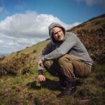 Ed Stafford Instagram - Finding it slightly harder than usual getting back into the swing of training and a relatively disciplined lifestyle. Every now and again you need to cut yourself some slack and say, “fuck it”, but that can’t be every day. Personally I’m trying to get back into a pattern of runs, callisthenics (body weight exercises) and I’m adding cold water immersion sessions too. On day 4 but I won’t pretend I don’t have to be bloody minded and say, “Just do it Stafford!” as the last thing I want to do is sit in freezing water! 🥶🤣 The feeling of having done it though is good. A little high from dopamine and my own little self pat on the back. If your new year isn’t quite reaching the dizzy heights that you were expecting yet then share your thoughts and ideas to stay motivated below. Every day can’t be a “fuck it” day. 🤦🏻‍♂️😎 🇧🇷 Achando um pouco mais difícil do que o normal voltar ao balanço do treinamento e a um estilo de vida relativamente disciplinado. De vez em quando você precisa dar uma folga e dizer “foda-se”, mas isso não pode ser todos os dias. Pessoalmente, estou tentando voltar a um padrão de corridas, calistenia (exercícios de peso corporal) e também estou adicionando sessões de imersão em água fria. No dia 4, mas eu não vou fingir que não tenho que ter uma mente sangrenta e dizer: “Apenas faça isso, Stafford!” como a última coisa que eu quero fazer é sentar em água gelada! 🥶🤣 Mas a sensação de ter feito é boa. Um pouco alto de dopamina e meu próprio pequeno tapinha nas costas. Se o seu ano novo ainda não está atingindo as alturas vertiginosas que você esperava, compartilhe seus pensamentos e ideias para se manter motivado abaixo. Todo dia não pode ser um dia de “foda-se”. 🤦🏻‍♂️😎 #motivation #fuckit #january2022 #january #keepgoing #selfcare England