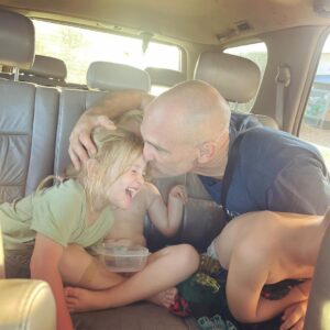 Ed Stafford Instagram - Me voy. Saying goodbye to my family is the worst bit. But if it’s wasn’t there would be something wrong. A beautiful Christmas in a house full of love puts me in a good place to go and film. Two more episodes of Marooned lie ahead - #Panama 🇵🇦 and #Colombia 🇨🇴. Estoy emocionado! 😎 #marooned #survival #survivalist #cóbano #costarica @groundtruth.global