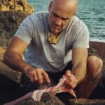 Ed Stafford Instagram - Raw fish, hot raw wind, no water. It was like fun - but different. First Man Out. 9pm Thursday night in the UK on @discovery 🇬🇧 🇧🇷 Peixe cru, vento quente e cru, sem água. Foi divertido - mas diferente. Primeiro homem a sair. 21:00 quinta-feira à noite no Reino Unido 🇹🇷 Çiğ balık, sıcak çiğ rüzgar, su yok. Eğlence gibiydi - ama farklıydı. İlk Adam Çıktı. İngiltere'de Perşembe gecesi 21:00 🇨🇷 Pescado crudo, viento crudo y caliente, sin agua. Fue divertido, pero diferente. Primer Hombre Fuera. 21:00 jueves por la noche en el Reino Unido #survival #adventures ##discovery #discoverychannel @craftlabknives @craftlableather #knives Kenya