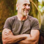 Ed Stafford Instagram - The older I get, the easier I’m finding it to deal with change. Filming with @channel4 was due to start in a week but that’s just slipped til early December. If the younger version of myself had been given this frustrating news I’d have been getting angry at my agent and venting about the injustice of it all. Looking for someone to blame. But now I’m aware I’m finding it easier to smile and see the silver linings: more time with Laura and the kids, get the attic expedition storage organised, drop 3kg, finally fix the bloody Landy. There is a black sense of humour in virtually everything if you look for it and life tends to give you what you need - not what you want. Time to smash another productive month at home 🏡🥦💪🏻😎 🇧🇷 Quanto mais velho fico, mais fácil estou achando para lidar com a mudança. As filmagens com @channel4 deveriam começar em uma semana, mas agora não começarei até o início de dezembro. Se a versão mais jovem de mim tivesse recebido essa notícia frustrante, eu estaria ficando com raiva do meu agente. Eu estaria desabafando sobre a injustiça de tudo isso. Eu estaria procurando alguém para culpar. Mas agora estou ciente de que estou achando mais fácil sorrir e ver os aspectos positivos: mais tempo com Laura e as crianças, organizar o armazenamento da expedição no sótão, perder 3 kg, finalmente consertar o maldito Landy. Há um senso de humor negro em praticamente tudo, se você procurar por ele, e a vida tende a lhe dar o que você precisa - não o que você quer. Hora de arrasar mais um mês produtivo em casa 🏡🥦💪🏻😎 Taiwan