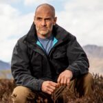 Ed Stafford Instagram - For those waiting for new survival / adventure stuff on @discovery, I can confirm that #FirstManOut series 3 airs in January 2023. 🇧🇷 Para aqueles que esperam por novas coisas de sobrevivência / aventura no @discovery, posso confirmar que a série 3 de #FirstManOut vai ao ar em janeiro de 2023. 🇨🇷 Para aquellos que esperan nuevas cosas de supervivencia/aventura en @discovery, puedo confirmar que la serie 3 de #FirstManOut se emitirá en enero de 2023. 🇹🇷 @discovery'de yeni hayatta kalma/macera içeriklerini dört gözle bekleyenler için, #FirstManOut Series 3'ün Ocak 2023'te yayınlanacağını onaylayabilirim. #adventure #survival #survivalist #smock #bushcraftgear #bushcrafting #bushcraft Link to smock in bio 😎. It’s chilly out eh? 🥶 www.edstaffordshop.com United Kingdom