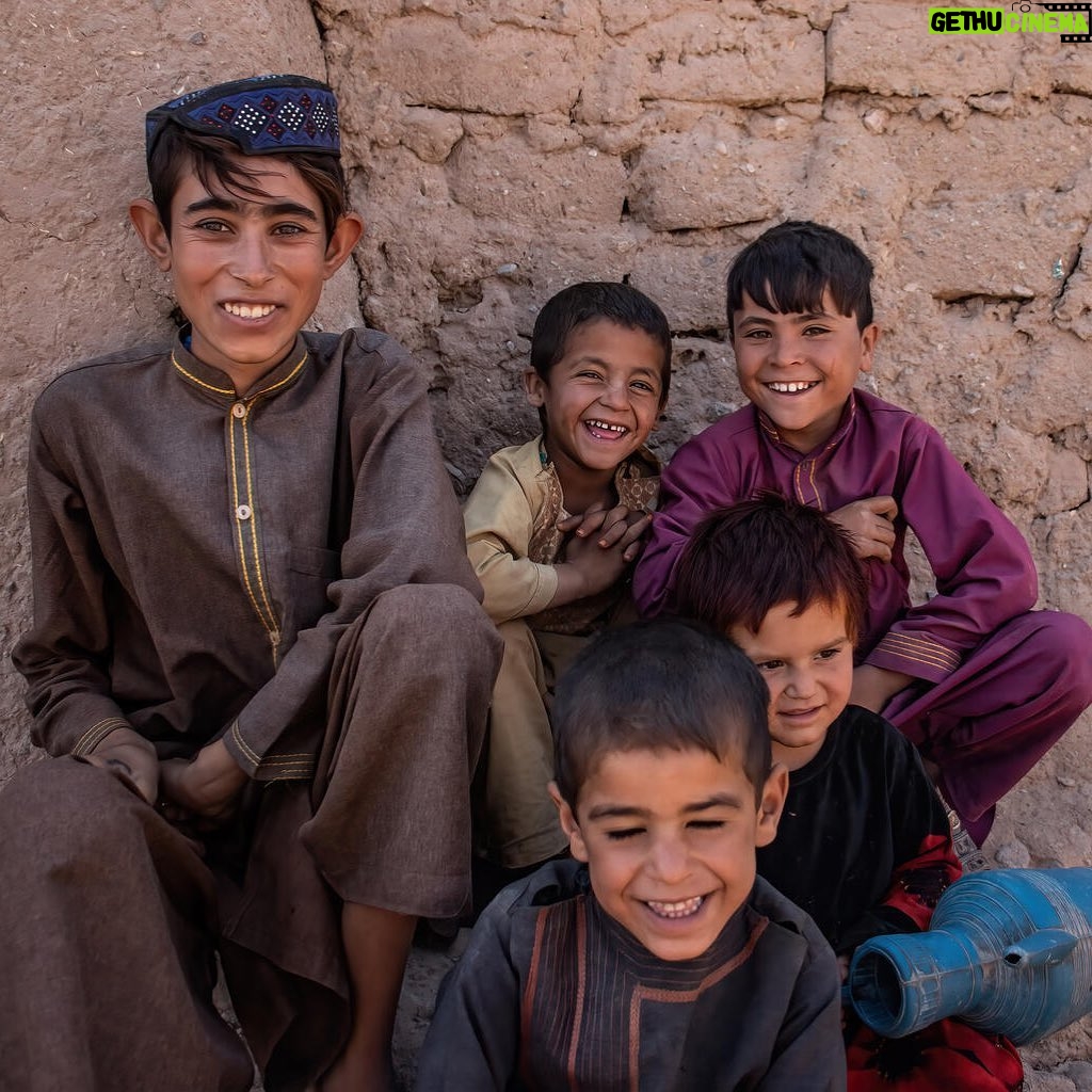 Eddie Izzard Instagram - @unicef will always be there for children in #Afghanistan. In that time, we’ve nurtured community networks and built trust with everyone we need to get the job done. This commitment is why I’m so proud to be a @unicef_uk Ambassador. The needs of the children of Afghanistan have never been greater, and we will not abandon them now. If you can, please donate to help UNICEF deliver life-saving support. Thank you 💙 link in bio