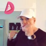 Eddie Izzard Instagram - When one country is at risk, we’re all at risk.   UNICEF are on a mission to knock out Covid-19 by delivering 2 billion vaccines to low and middle income countries.   Link in bio to donate @unicef_uk, get involved and find out more 👊    #KnockOutChallenge #VaccinAid #GiveTheWorldAShot