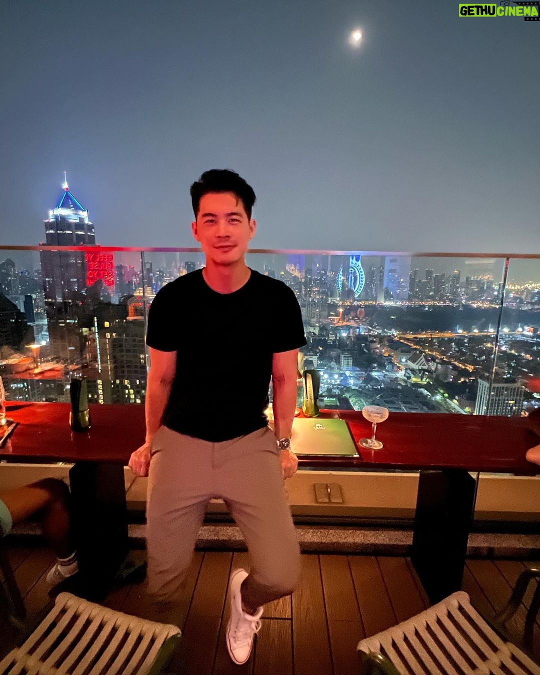 Eddie Liu Instagram - Special appearance by the moon 💡🌕 Bar.Yard