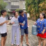 Edo Borne Instagram – Gegara hape kecipratan aer, hampir ajaaaaa huru-hara rumah tangga terjadi! 

Untung gw cermat nan hemat, pilih AQUA galon cuma Rp1.000-an/liter, galonnya @sehataqua guna ulang lagi! Best gak tuh! bener-bener sebuah syolusi untuk dapatein air minum yang terbaek, yok cus kita #aquadulu