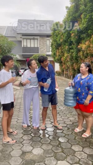 Edo Borne Instagram - Gegara hape kecipratan aer, hampir ajaaaaa huru-hara rumah tangga terjadi! 

Untung gw cermat nan hemat, pilih AQUA galon cuma Rp1.000-an/liter, galonnya @sehataqua guna ulang lagi! Best gak tuh! bener-bener sebuah syolusi untuk dapatein air minum yang terbaek, yok cus kita #aquadulu