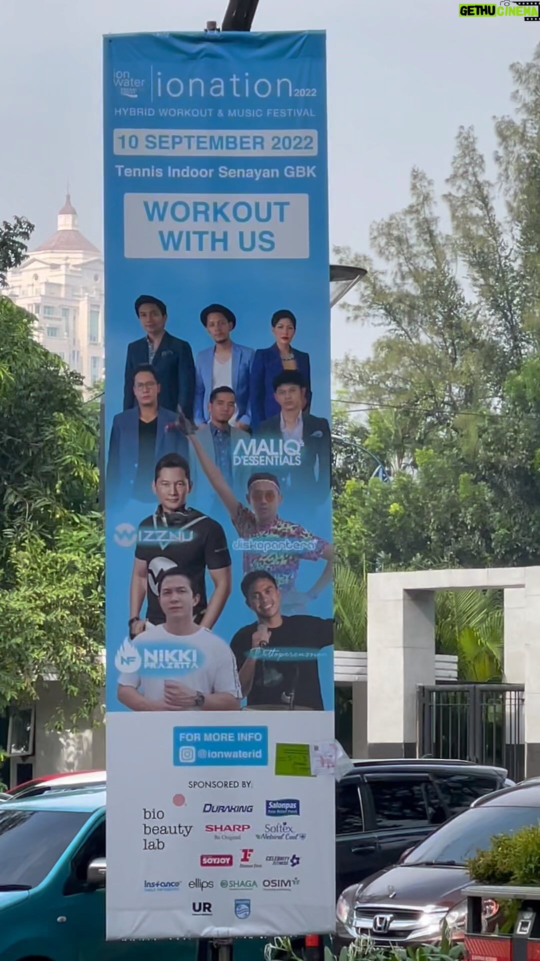 Edo Borne Instagram - Dalam fase kehidupan, setiap individu pasti memiliki masalahnya masing- masing. Dalam praktiknya, ada masalah yang bisa diselesaikan dengan mudah, namun ada juga yang butuh waktu lama untuk menemukan solusi. Atas keberadaan masalah itu, kebahagiaan tidak ditentukan dari mudah atau tidaknya masalah tersebut. Namun bagaimana cara menyikapi dan menghadapi masalah tersebut. Setiap orang diciptakan dengan karakter dan egonya masing-masing. Dengan kontrol diri dan tidak menjadikan hidup sebagai beban akan lebih membuat seseorang tetap menikmati kebahagiaan hidupnya. Jadilah seseorang dengan sifat rendah hati dan lapang dada. Hal ini karena dua hal tersebut bisa mempermudah kamu menghadapi masalah dan menjalani hidup. Jangan lupa untuk sehat selalu dalam menjalani segala sesuatunya, ikut aja bareng @celebrityfitnessindonesia pasti seneng terruuus !! #healtylifestyle