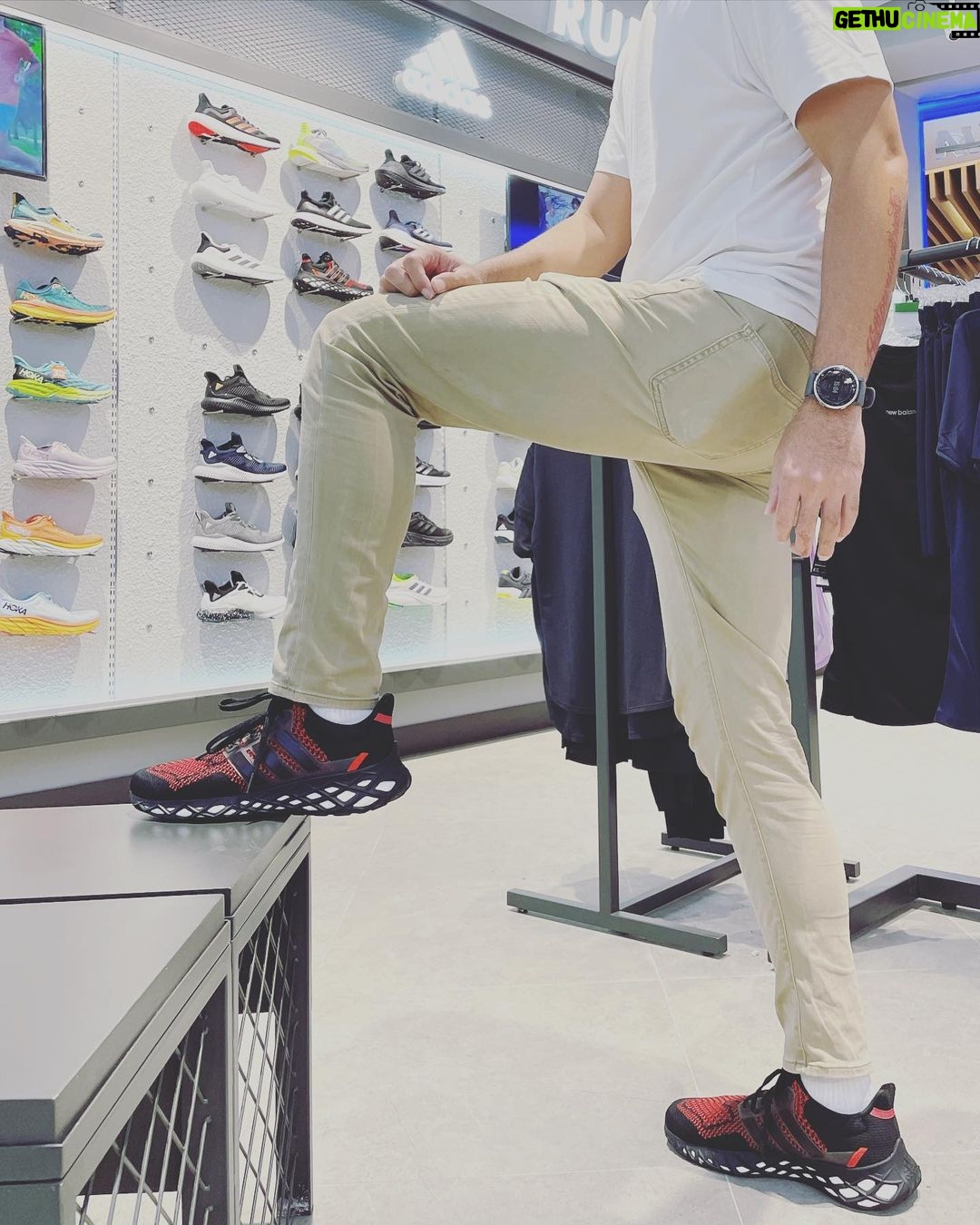 Edo Borne Instagram - Mencari sepatu lari tak semudah yang dibayangkan, bagaikan mencari pasangan hidup. Meski terpajang berbagai macam dan jenis sepatu di etalase, menemukan yang pas cukup sulitlah. Itu sebabnya, penting untuk mengetahui tips memilih sepatu lari yang tepat, salah satunya dengan bertanya yang pasti. Sepatu lari biasanya didesain agak berbeda dengan alas kaki pada umumnya. Mulai dari bentuk, berat, ukuran, model yang terpenting ataupun tingkat kenyamanan sepatu saat dipakai. Dan pilihanku saat ini tertuju pada si manis adidas boost yang menggugah hati dan memanggil manggil bagaikan dia berkata "ayo pakai aku, kan kubawa kau lari mengejar semua impianmu" #adidasindonesia #diy