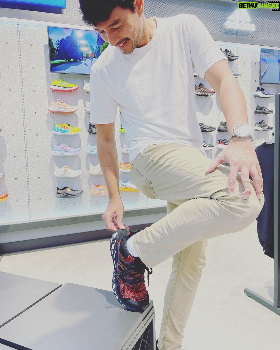 Edo Borne Instagram - Mencari sepatu lari tak semudah yang dibayangkan, bagaikan mencari pasangan hidup. Meski terpajang berbagai macam dan jenis sepatu di etalase, menemukan yang pas cukup sulitlah. Itu sebabnya, penting untuk mengetahui tips memilih sepatu lari yang tepat, salah satunya dengan bertanya yang pasti. Sepatu lari biasanya didesain agak berbeda dengan alas kaki pada umumnya. Mulai dari bentuk, berat, ukuran, model yang terpenting ataupun tingkat kenyamanan sepatu saat dipakai. Dan pilihanku saat ini tertuju pada si manis adidas boost yang menggugah hati dan memanggil manggil bagaikan dia berkata "ayo pakai aku, kan kubawa kau lari mengejar semua impianmu" #adidasindonesia #diy