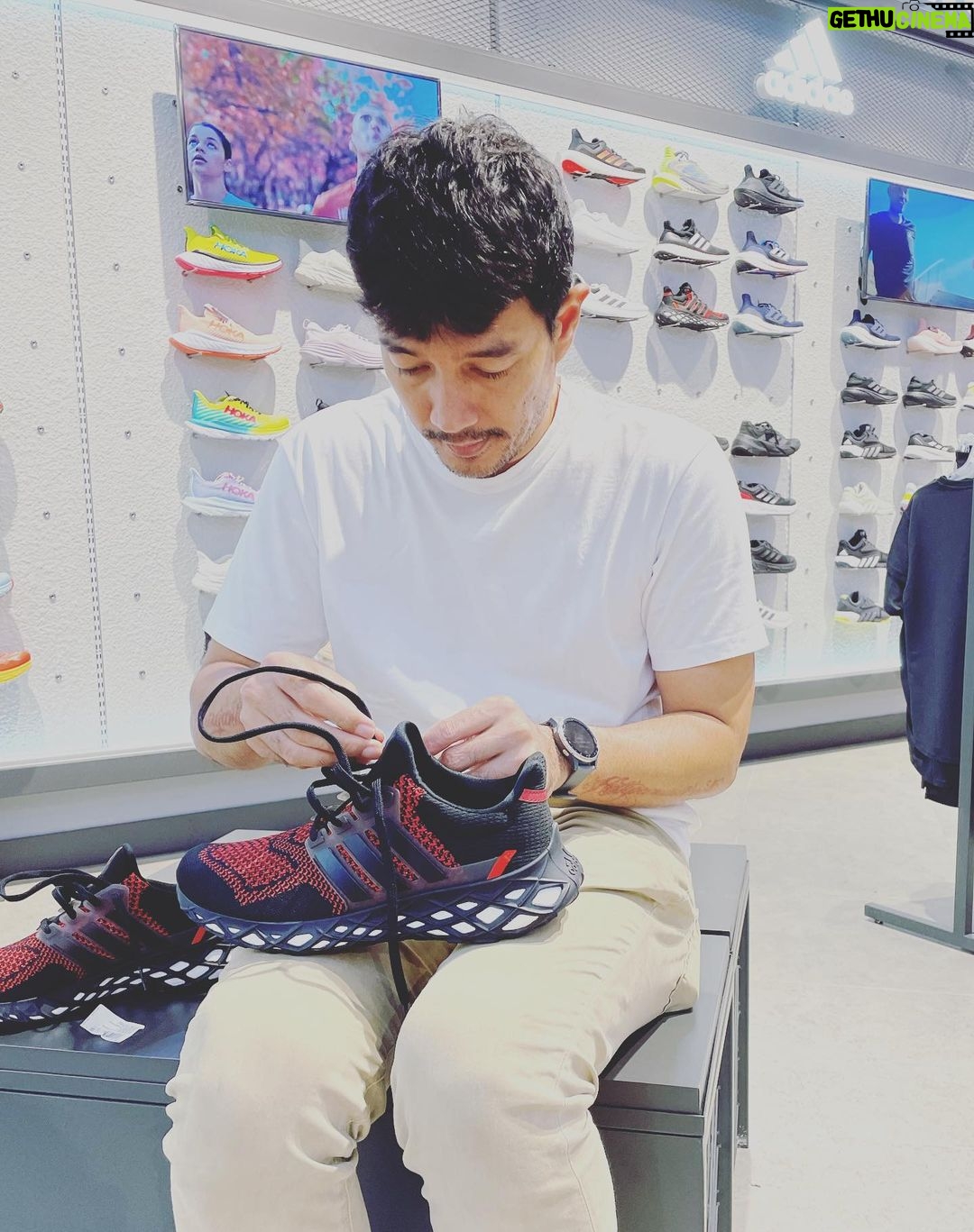 Edo Borne Instagram - Mencari sepatu lari tak semudah yang dibayangkan, bagaikan mencari pasangan hidup. Meski terpajang berbagai macam dan jenis sepatu di etalase, menemukan yang pas cukup sulitlah. Itu sebabnya, penting untuk mengetahui tips memilih sepatu lari yang tepat, salah satunya dengan bertanya yang pasti. Sepatu lari biasanya didesain agak berbeda dengan alas kaki pada umumnya. Mulai dari bentuk, berat, ukuran, model yang terpenting ataupun tingkat kenyamanan sepatu saat dipakai. Dan pilihanku saat ini tertuju pada si manis adidas boost yang menggugah hati dan memanggil manggil bagaikan dia berkata "ayo pakai aku, kan kubawa kau lari mengejar semua impianmu" #adidasindonesia #diy