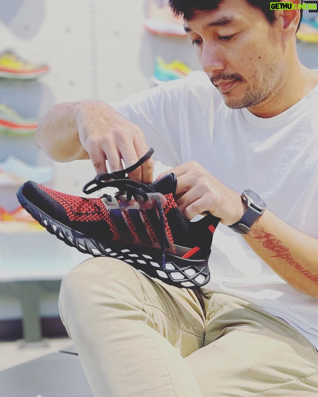 Edo Borne Instagram - Mencari sepatu lari tak semudah yang dibayangkan, bagaikan mencari pasangan hidup. Meski terpajang berbagai macam dan jenis sepatu di etalase, menemukan yang pas cukup sulitlah. Itu sebabnya, penting untuk mengetahui tips memilih sepatu lari yang tepat, salah satunya dengan bertanya yang pasti. Sepatu lari biasanya didesain agak berbeda dengan alas kaki pada umumnya. Mulai dari bentuk, berat, ukuran, model yang terpenting ataupun tingkat kenyamanan sepatu saat dipakai. Dan pilihanku saat ini tertuju pada si manis adidas boost yang menggugah hati dan memanggil manggil bagaikan dia berkata "ayo pakai aku, kan kubawa kau lari mengejar semua impianmu" #adidasindonesia #diy