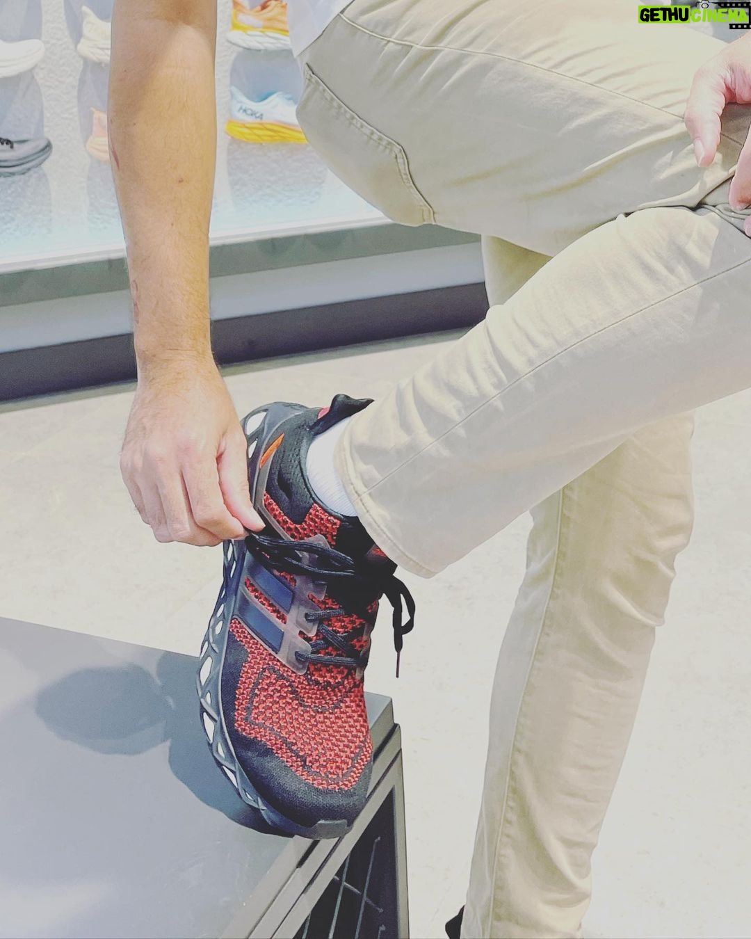 Edo Borne Instagram - Mencari sepatu lari tak semudah yang dibayangkan, bagaikan mencari pasangan hidup. Meski terpajang berbagai macam dan jenis sepatu di etalase, menemukan yang pas cukup sulitlah. Itu sebabnya, penting untuk mengetahui tips memilih sepatu lari yang tepat, salah satunya dengan bertanya yang pasti. Sepatu lari biasanya didesain agak berbeda dengan alas kaki pada umumnya. Mulai dari bentuk, berat, ukuran, model yang terpenting ataupun tingkat kenyamanan sepatu saat dipakai. Dan pilihanku saat ini tertuju pada si manis adidas boost yang menggugah hati dan memanggil manggil bagaikan dia berkata "ayo pakai aku, kan kubawa kau lari mengejar semua impianmu" #adidasindonesia #diy